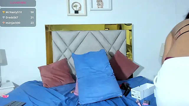 Snapshot of vahiolet_fuentes chatting on 02.15.25 vahiolet fuentes online show from 02.15.25