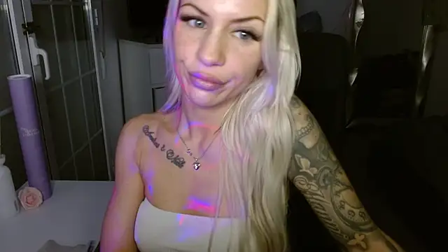 Snapshot of JuicyJanexo chatting on 02.14.26 JuicyJanexo online show from 02.14.26