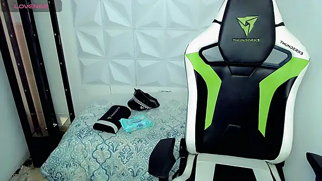 Snapshot of bby_santi chatting on 12.11.24 bby santi online show from 12.11.24