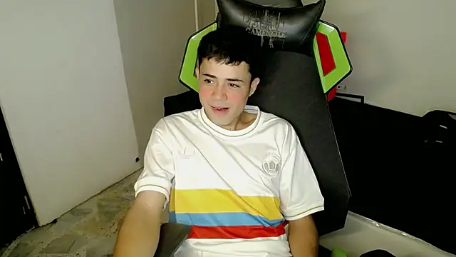 Snapshot of bby_santi chatting on 11.19.25 bby santi online show from 11.19.25