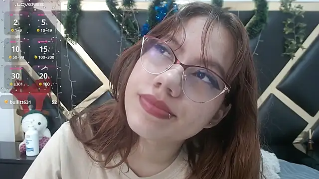 Snapshot of crystalhoneyy1 chatting on 12.17.24 crystalhoneyy1 online show from 12.17.24