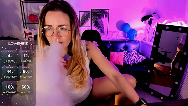 Snapshot of LadyIzabel chatting on 12.14.24 LadyIzabel online show from 12.14.24