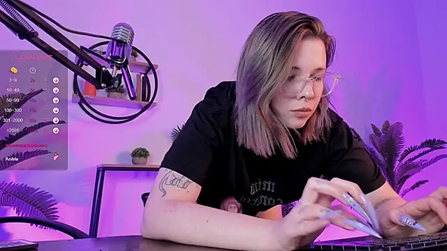 Snapshot of AliceSunday chatting on 01.16.25 AliceSunday online show from 01.16.25