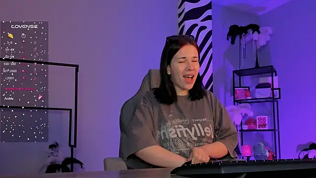 Snapshot of AliceSunday chatting on 09.26.25 AliceSunday online show from 09.26.25