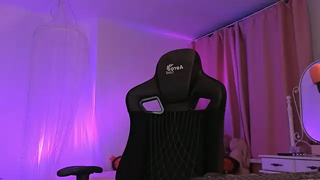 Snapshot of AliceSunday chatting on 10.04.25 AliceSunday online show from 10.04.25