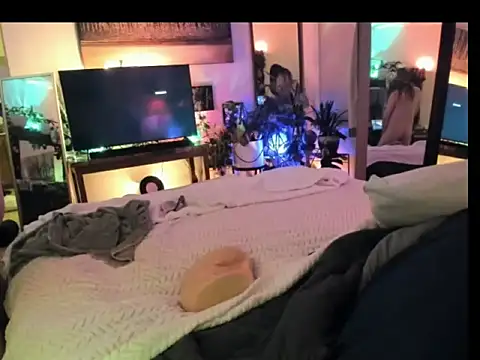 NinasNylonz online show from 04.20.26