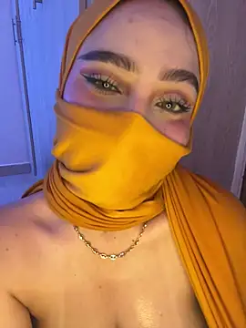 Snapshot of amaal_ chatting on 11.24.25 amaal online show from 11.24.25