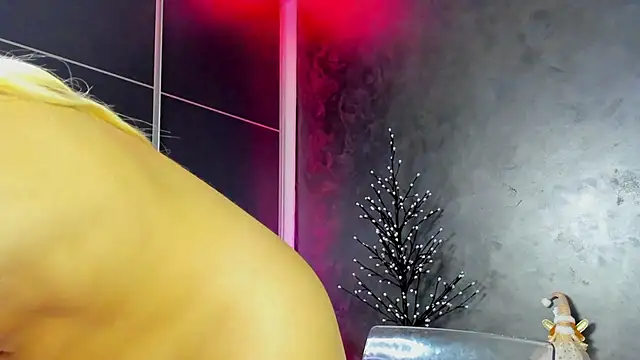 Snapshot of glossy_blondegirl chatting on 12.03.25 glossy blondegirl online show from 12.03.25