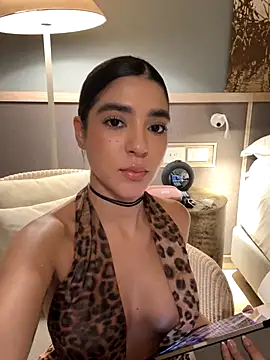 Snapshot of Olivia_Collins1 chatting on 12.04.25 Olivia Collins1 online show from 12.04.25