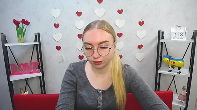 BeatriceFly online show from 12.18.24