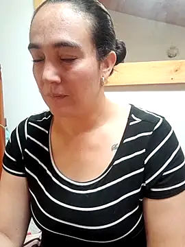 Snapshot of skayhot_ chatting on 10.27.25 skayhot online show from 10.27.25