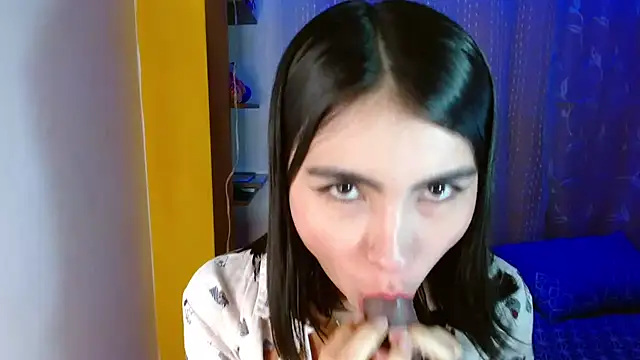 Snapshot of victoria-henaoo chatting on 12.15.24 victoria-henaoo online show from 12.15.24