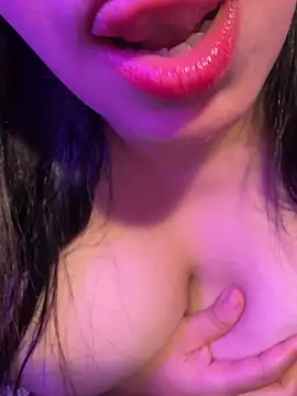 Snapshot of Veyolla_Beau chatting on 07.07.26 Veyolla Beau online show from 07.07.26