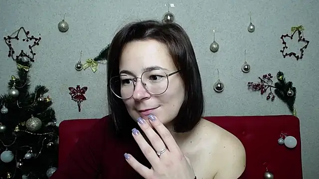 Snapshot of MarieSho chatting on 12.26.24 MarieSho online show from 12.26.24