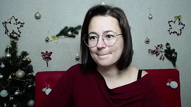 Snapshot of MarieSho chatting on 12.26.24 MarieSho online show from 12.26.24