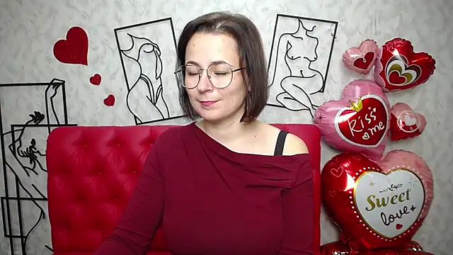 Snapshot of MarieSho chatting on 02.13.25 MarieSho online show from 02.13.25