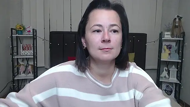 Snapshot of MarieSho chatting on 10.03.25 MarieSho online show from 10.03.25