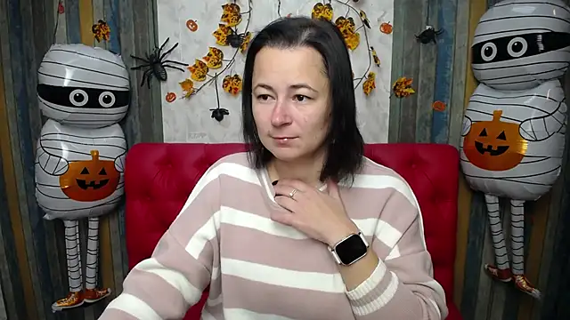 Snapshot of MarieSho chatting on 10.20.25 MarieSho online show from 10.20.25