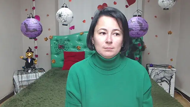 Snapshot of MarieSho chatting on 10.22.25 MarieSho online show from 10.22.25