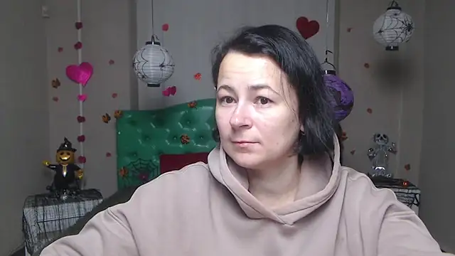 Snapshot of MarieSho chatting on 11.10.25 MarieSho online show from 11.10.25