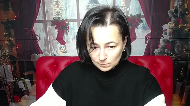 Snapshot of MarieSho chatting on 12.15.25 MarieSho online show from 12.15.25