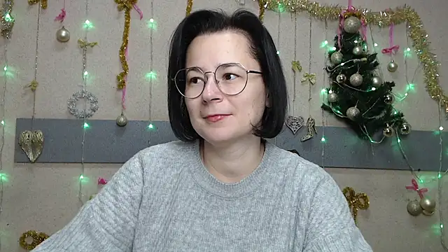 Snapshot of MarieSho chatting on 12.17.25 MarieSho online show from 12.17.25