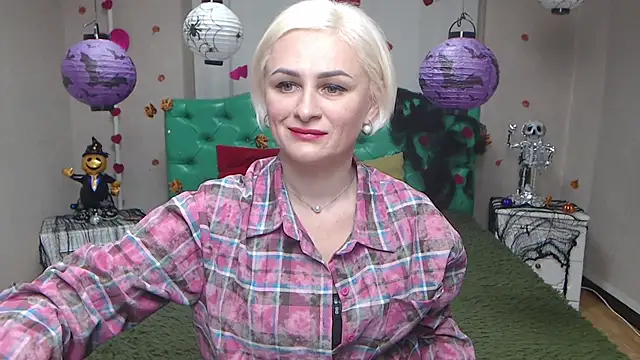 Snapshot of OliviaHorst chatting on 10.25.25 OliviaHorst online show from 10.25.25