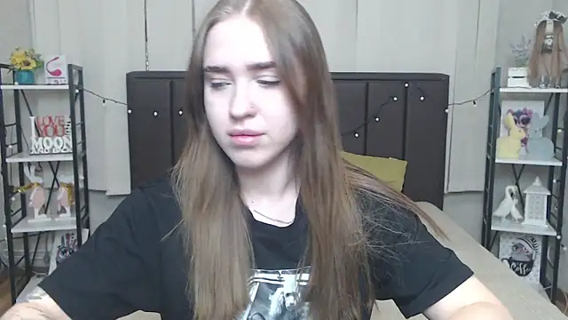 Snapshot of LauraHlot chatting on 09.24.25 LauraHlot online show from 09.24.25