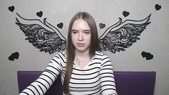 Snapshot of LauraHlot chatting on 04.18.26 LauraHlot online show from 04.18.26