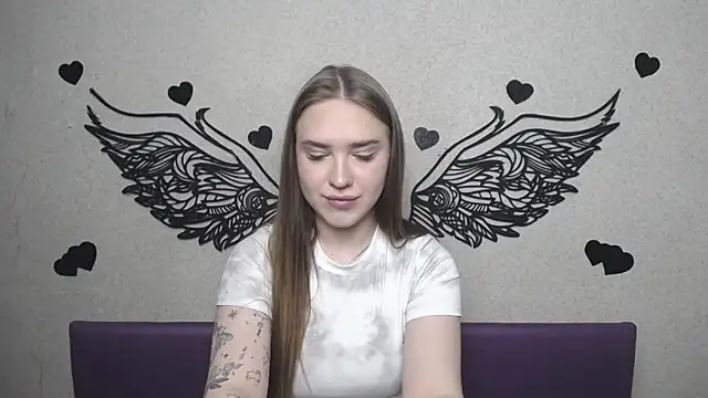 Snapshot of LauraHlot chatting on 04.24.26 LauraHlot online show from 04.24.26
