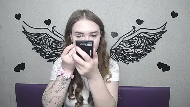 Snapshot of LauraHlot chatting on 04.29.26 LauraHlot online show from 04.29.26