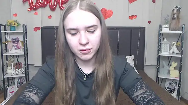 Snapshot of LauraHlot chatting on 05.16.26 LauraHlot online show from 05.16.26