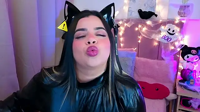 Snapshot of MiahJoness chatting on 10.31.25 MiahJoness online show from 10.31.25