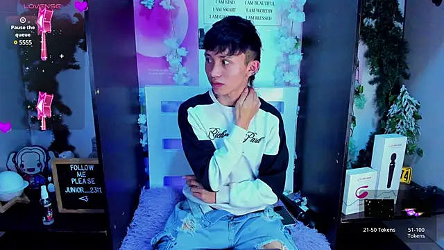 juniior 2311  online show from 02.19.25