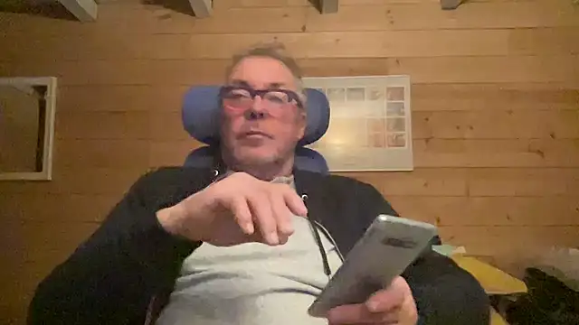 Snapshot of lelohop chatting on 01.24.25 lelohop online show from 01.24.25