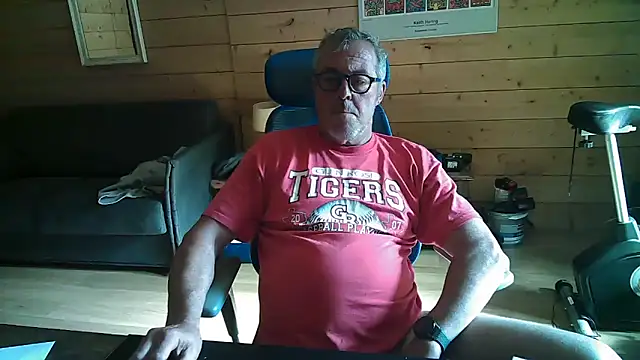 Snapshot of lelohop chatting on 10.16.25 lelohop online show from 10.16.25