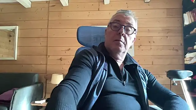 Snapshot of lelohop chatting on 10.31.25 lelohop online show from 10.31.25