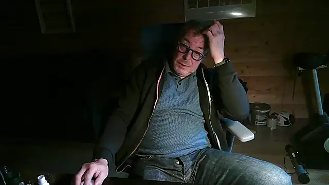 Snapshot of lelohop chatting on 11.17.25 lelohop online show from 11.17.25