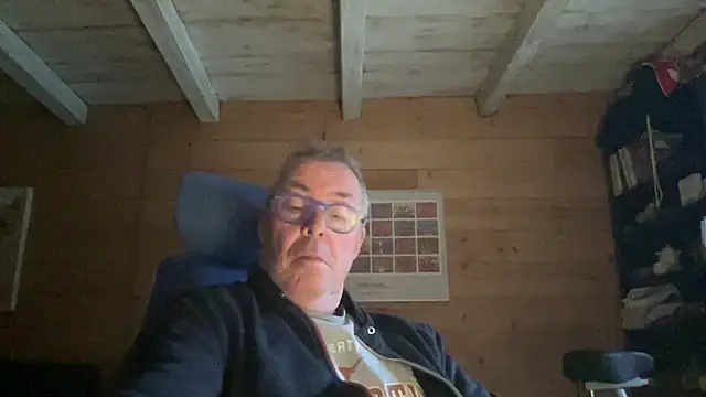 Snapshot of lelohop chatting on 11.20.25 lelohop online show from 11.20.25