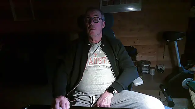 Snapshot of lelohop chatting on 11.21.25 lelohop online show from 11.21.25