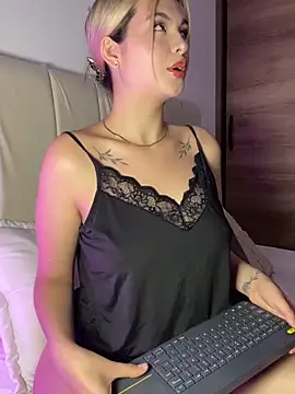 Snapshot of Odett_ chatting on 10.21.25 Odett online show from 10.21.25