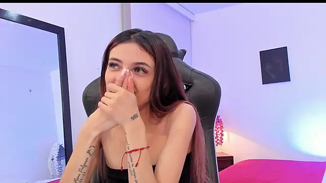 Snapshot of sofiarouge chatting on 09.23.25 sofiarouge online show from 09.23.25