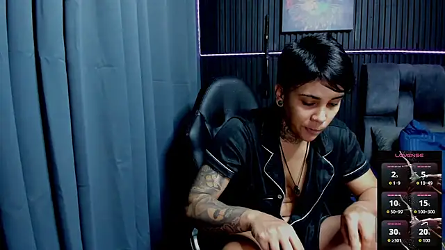 Snapshot of ZhoeStrong chatting on 11.26.25 ZhoeStrong online show from 11.26.25