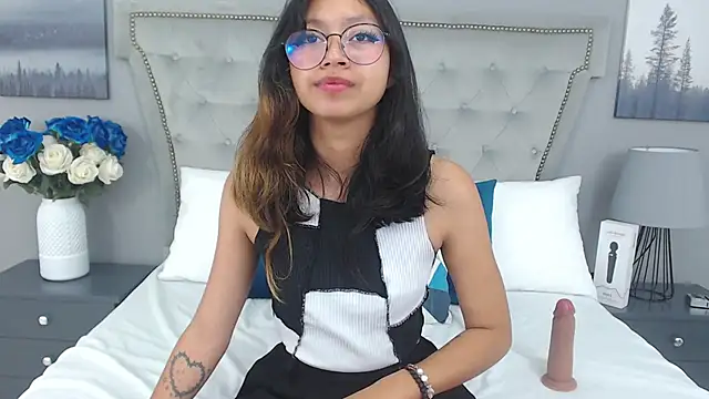 Snapshot of Yommi_Winx chatting on 01.14.25 Yommi Winx online show from 01.14.25