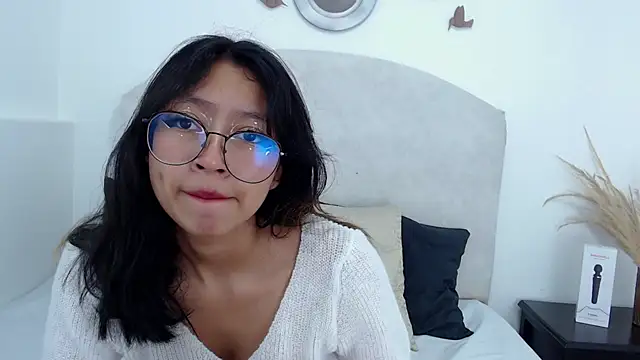 Snapshot of Yommi_Winx chatting on 02.22.25 Yommi Winx online show from 02.22.25