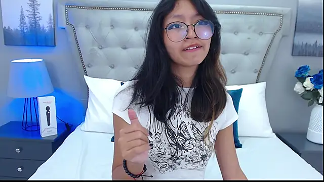 Snapshot of Yommi_Winx chatting on 03.11.25 Yommi Winx online show from 03.11.25