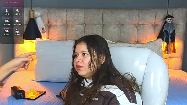 Snapshot of Laia_and_Aloby chatting on 10.11.25 Laia and Aloby online show from 10.11.25