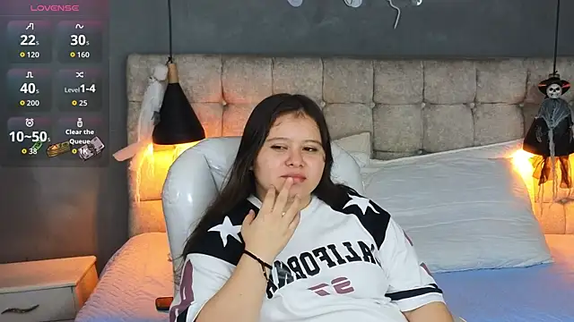 Snapshot of Laia_and_Aloby chatting on 10.14.25 Laia and Aloby online show from 10.14.25