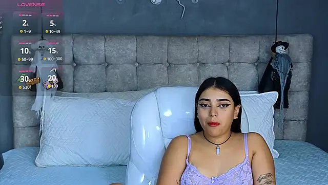 Snapshot of Laia_and_Aloby chatting on 10.29.25 Laia and Aloby online show from 10.29.25