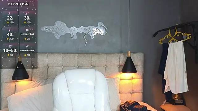 Snapshot of Laia_and_Aloby chatting on 11.19.25 Laia and Aloby online show from 11.19.25